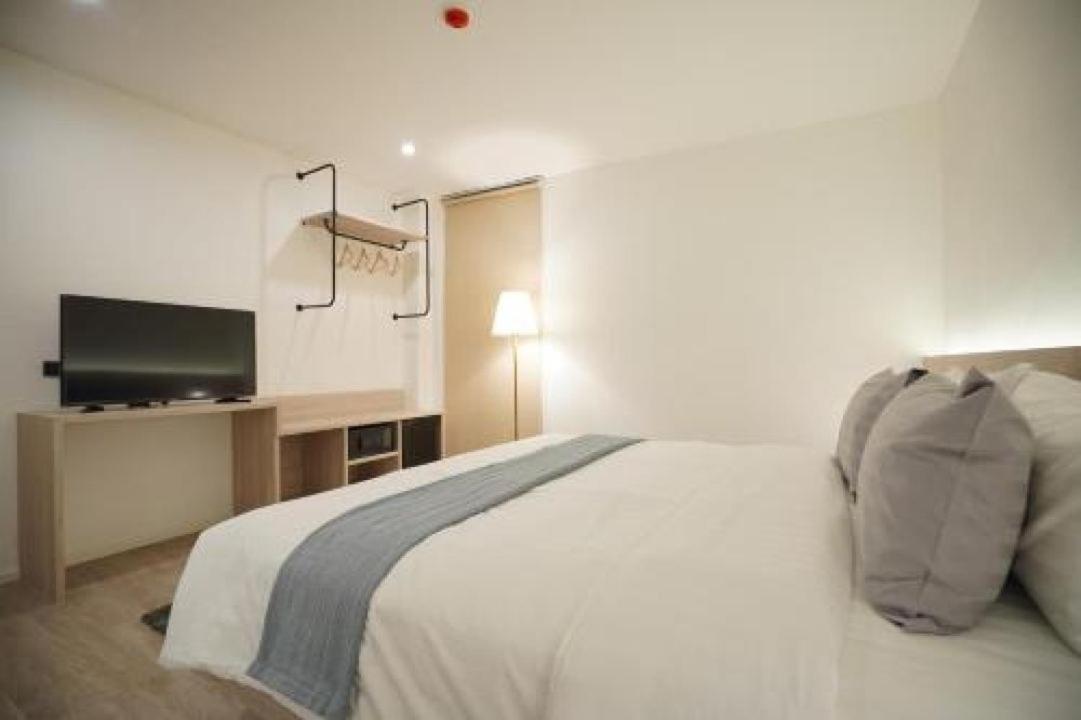 E11 Hotel - Bts Punnawithi Bangkok Esterno foto
